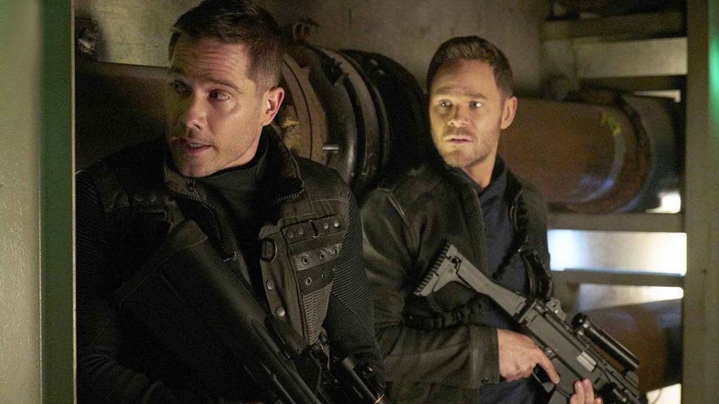 Luke Macfarlane und Aaron Ashmore in Killjoys Staffel 4