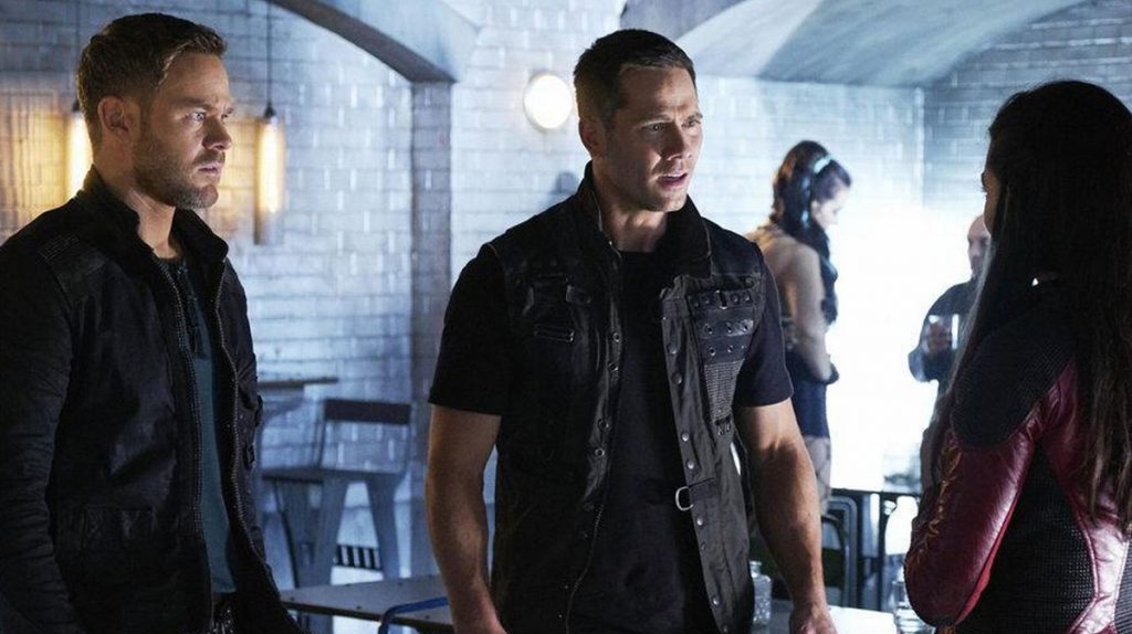 Aaron Ashmore und Luke Macfarlane in Killjoys Staffel 4