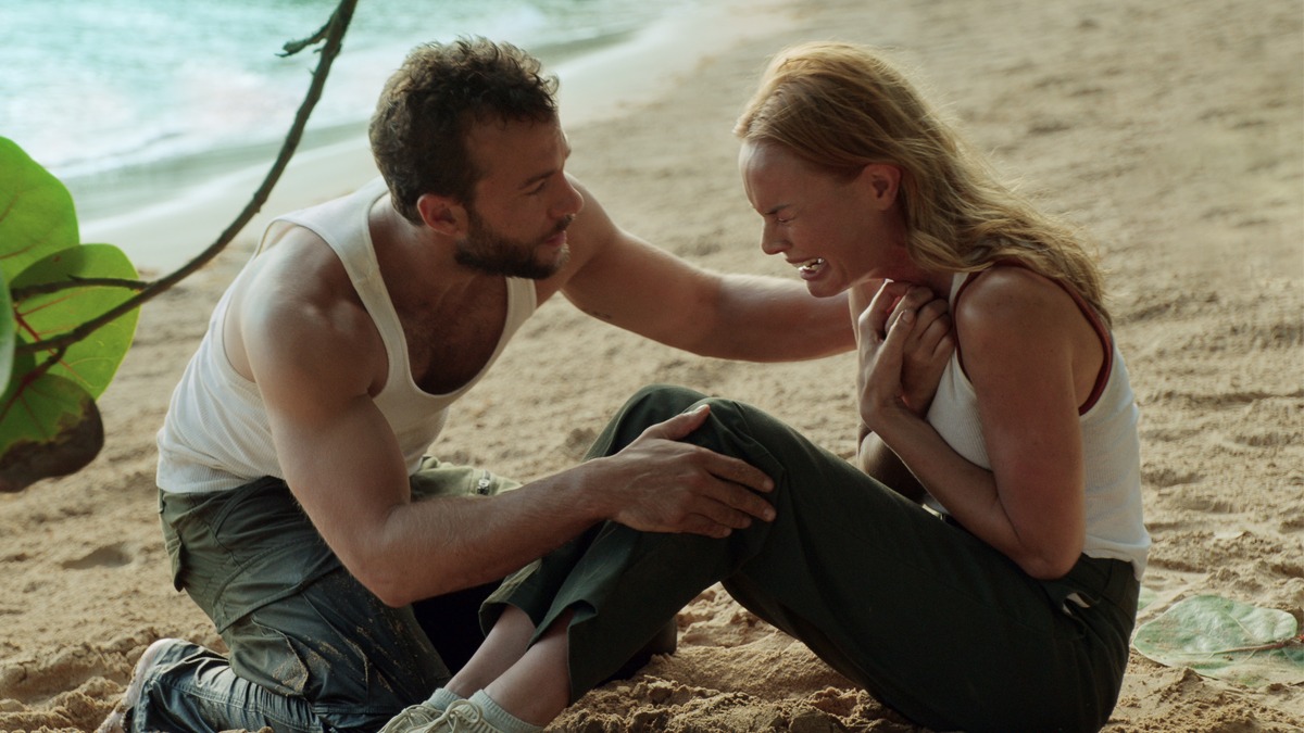 Kyle Schmid mit Kate Bosworth in The I-Land