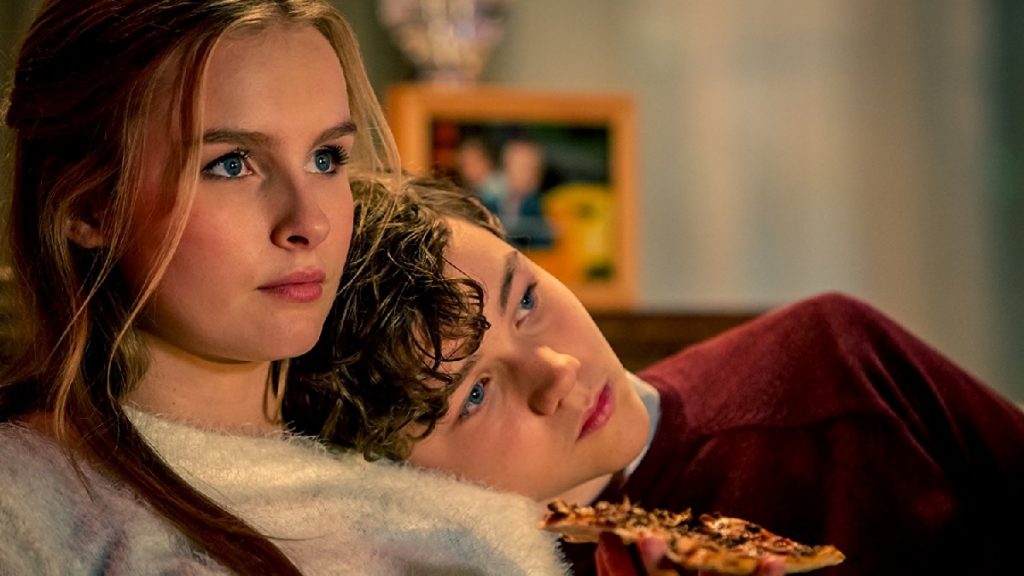 Olivia DeJonge und Levi Miller in Better Watch Out