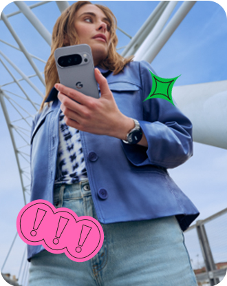 Bild einer Frau in einer blaunen Jacke und Jeans  und einem Pixel 10 Pro in der Farbe Moonstone in der Hand, auf einer Brcke stehend