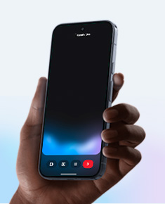 Eine menschliche Hand hlt ein Smartphone im Hochformat