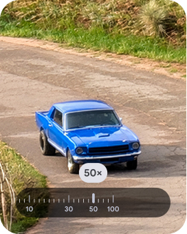 Nahaufnahme eines hellblauen Oldtimers, geparkt auf einer Schotterstrae