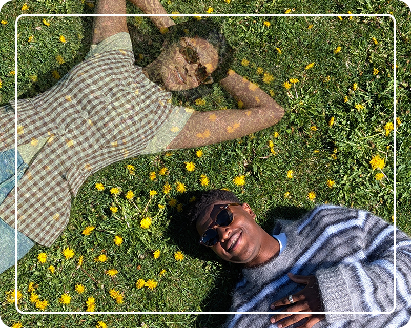 Das Bild zeigt zwei Personen, die auf einer Wiese liegen, und wie die Pixel-Kamerafunktion 