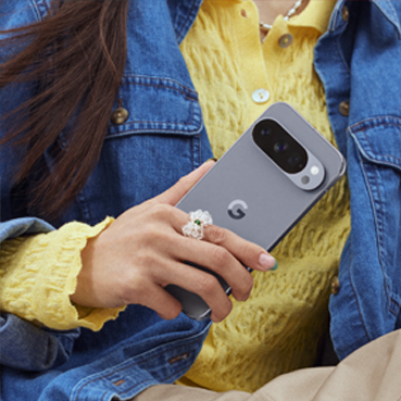 Eine Nahaufnahme zeigt die Hnde einer Person, die ein Pixel 10 Pro in der Farbe Moonstone hlt