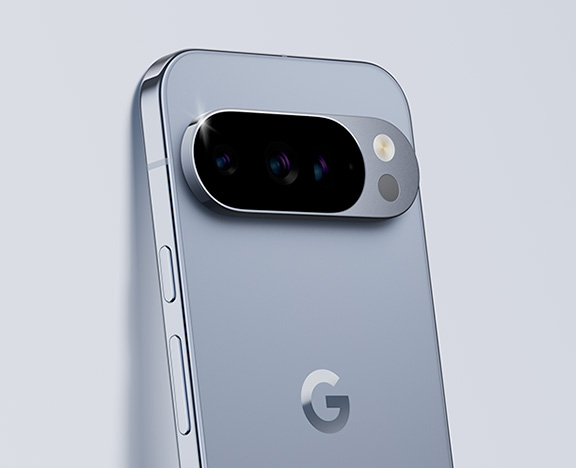 Google Pixel 10 Pro in Moonstone Farbe, an eine Wand gelehnt