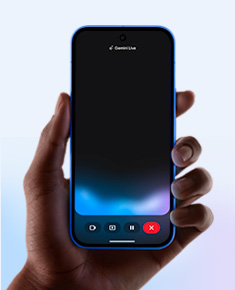 Eine menschliche Hand hlt ein Smartphone im Hochformat, und auf dem Display ist Gemini Live zu sehen