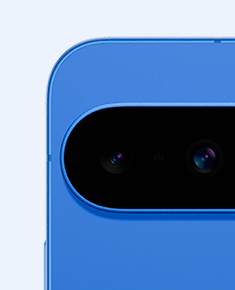 Nahaufnahme des Google Pixel 10 in Indigo die die Rckseite des Telefons und einen Teil der Kameraleiste zeigt