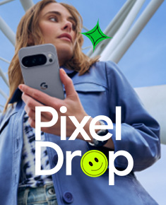 Bild einer Frau in einer blaunen Jacke und Jeans  und einem Pixel 10 Pro in der Farbe Moonstone in der Hand, auf einer Brcke stehend