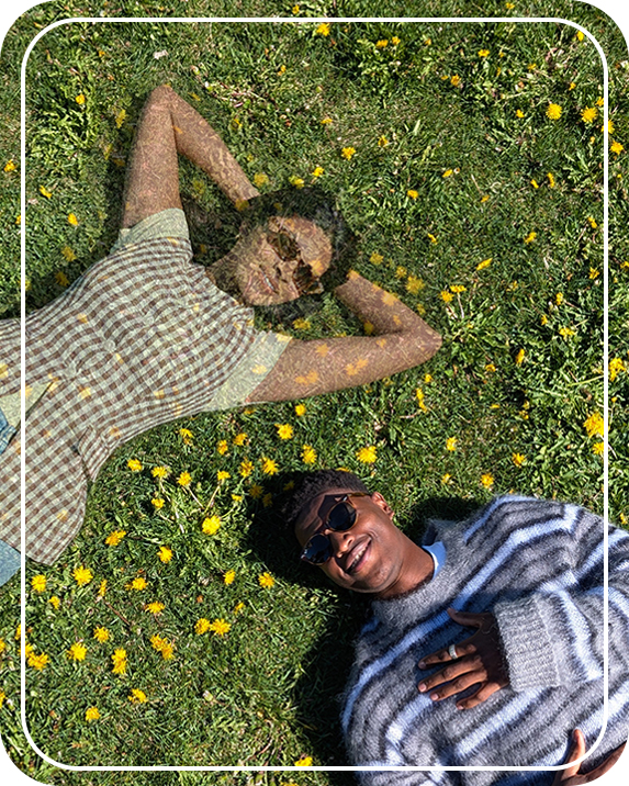 Das Bild zeigt zwei Personen, die auf einer Wiese liegen, und wie die Pixel-Kamerafunktion 