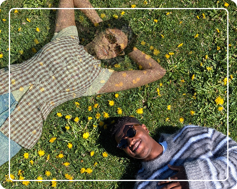 Das Bild zeigt zwei Personen, die auf einer Wiese liegen, und wie die Pixel-Kamerafunktion 