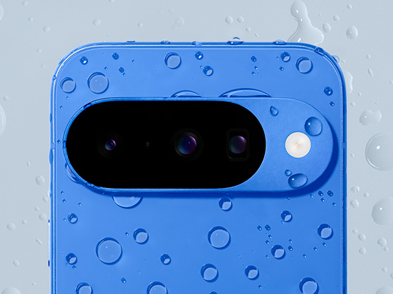 Das Bild zeigt ein Pixel 10 in Indigo, das mit Wassertropfen bedeckt ist