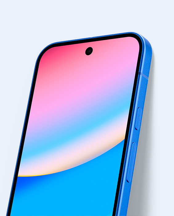 Ein Pixel 10 in Indigo das an einer Wand mit einem farbenfrohen Display lehnt