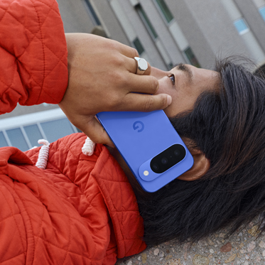 Das Bild zeigt eine Person, die mit dem Pixel 10 in Indigo telefoniert