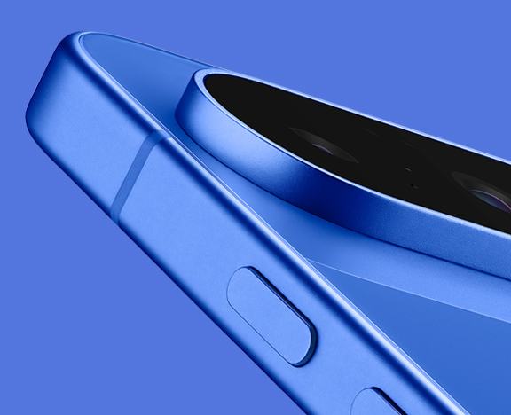 Nahaufnahme des Pixel 10 in Indigo, die das Design des Telefons hervorhebt