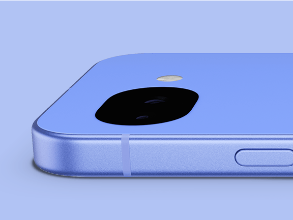 Nahaufnahme eines Pixel 10a-Ger�ts in Lavender, das das gesamte Kameraobjektiv zeigt.