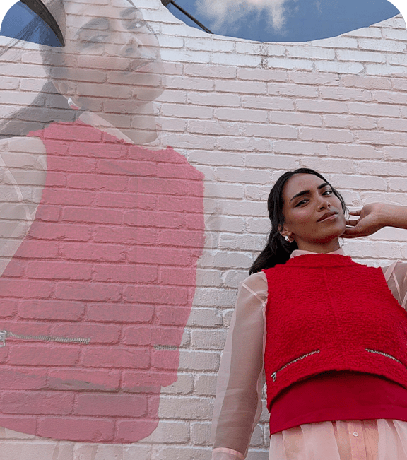 Lifestyle-Bild einer Frau, die in die Kamera schaut und die Funktion 