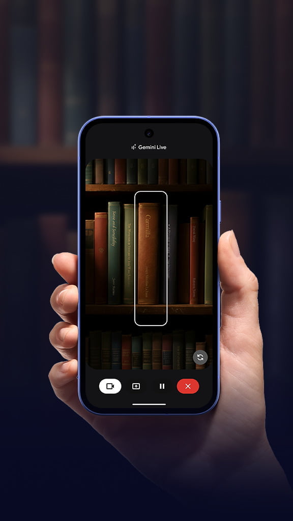 Eine Hand, die ein Pixel-Ger�t in einer Buchhandlung h�lt, mit Reihen von B�chern auf dem Display.