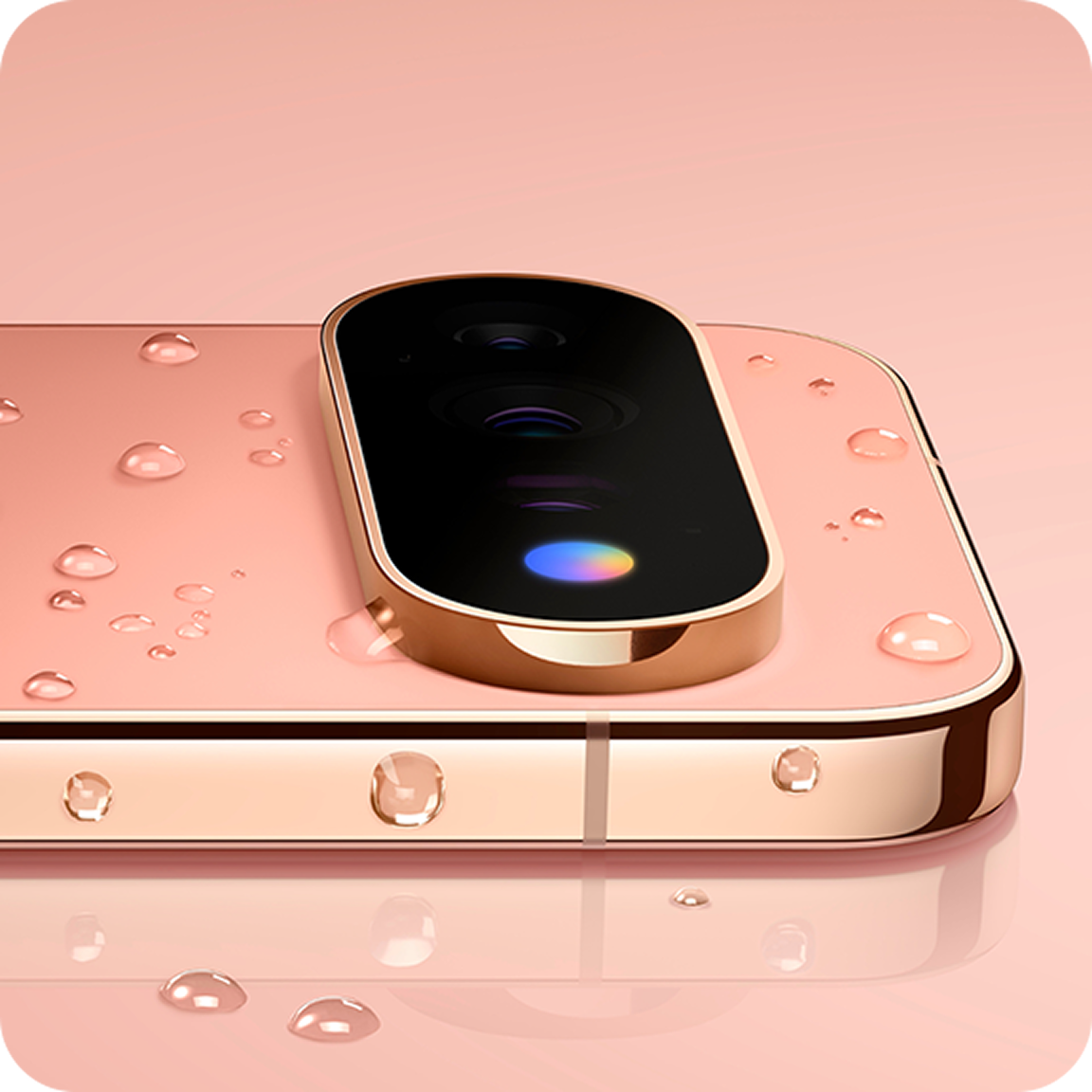 Nahaufnahme des Google Pixel 11 Pro mit Wassertropfen darauf.