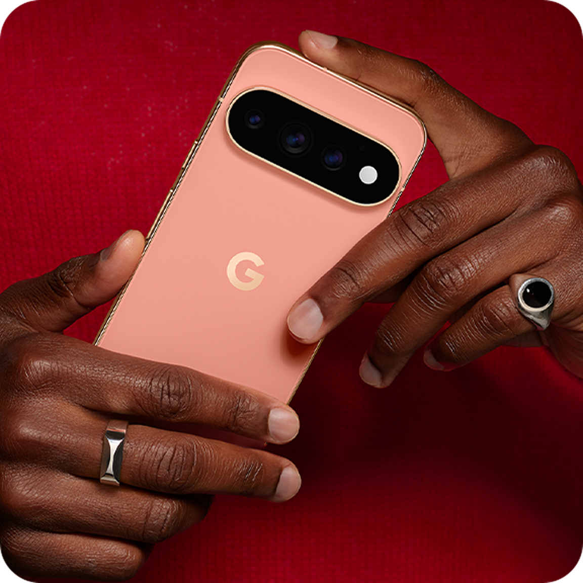 Bild von H�nden, die das Canyon Google Pixel 11 Pro halten.