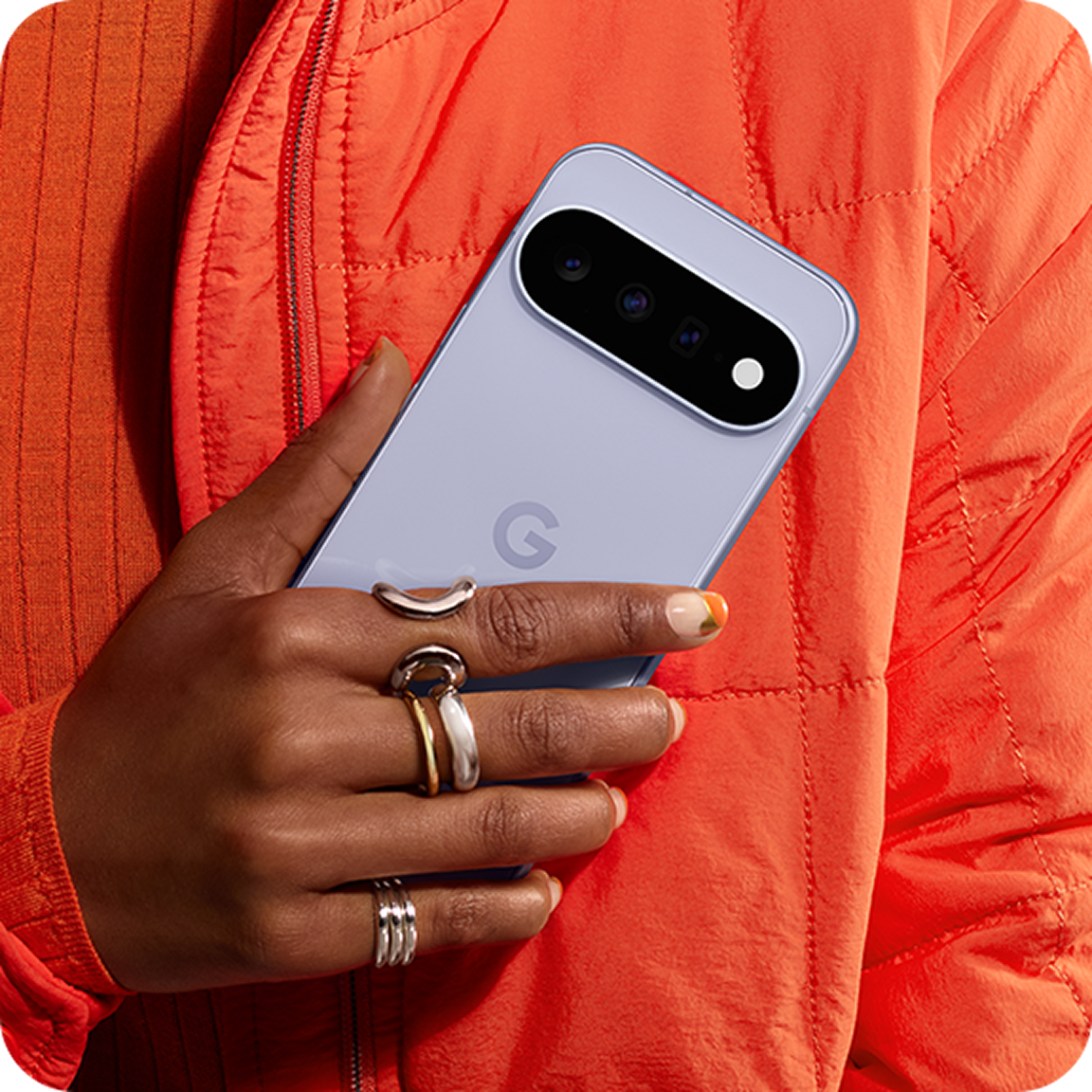 Bild von H�nden, die das Google Pixel 11 in der Farbe Frost halten.