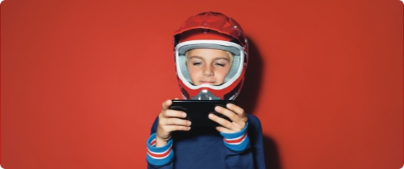 Junge mit Smartphone