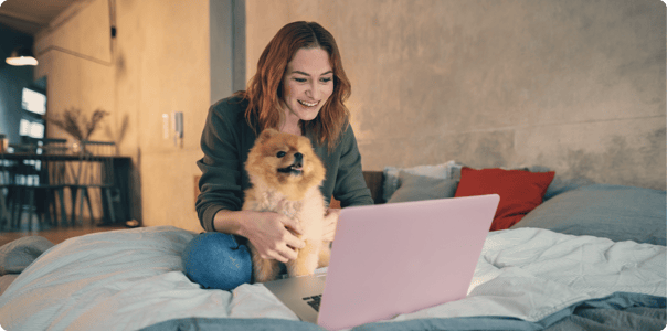 Frau mit Notebook und Hund