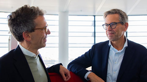 Dr. Volker Wiegel (COO der LEG Immobilien SE) und Marcel de Groot (CEO von Vodafone Deutschland) in einem lichtdurchfluteten Büroraum.