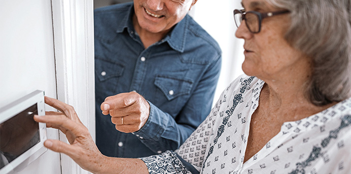 Altersgerechte Assistenz im Smart Home erlaubt älteren Menschen möglichst lange zu Hause zu wohnen. Wir stellen AAL-Lösungen vor.