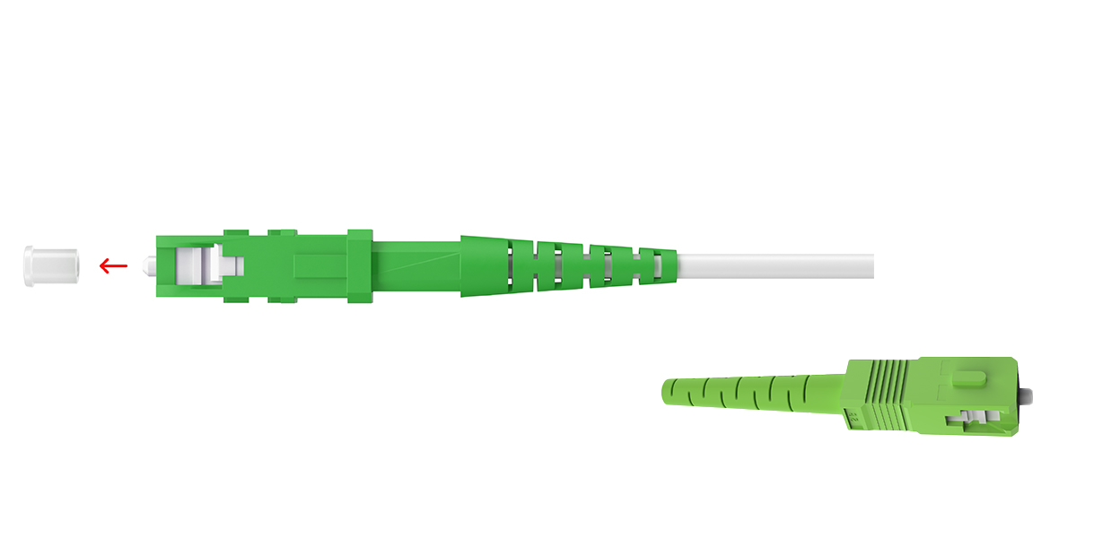 Anleitungsfoto: Glasfaser-Schutzkappe, die gerade von einem Glasfaserkabel abgezogen wird. 