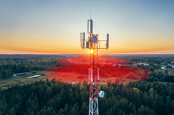5G-Mast in der Landschaft