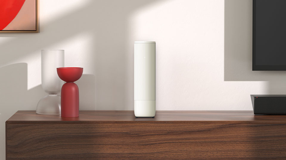 Produktfoto: Ultra Hub 7. Stehender Router in Frontansicht, in wei&szlig;. Auf einer Kommode stehend.