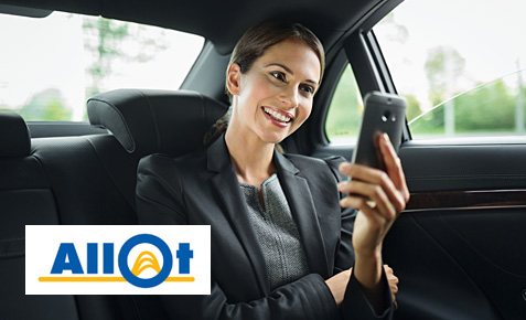 Eine Frau sitzt im Auto und schaut auf ihr Smartphone. Bild Mit Allot-Logo.