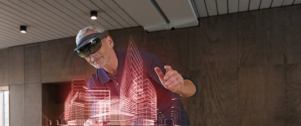 Mann mit VR-Brille betrachtet Projektion