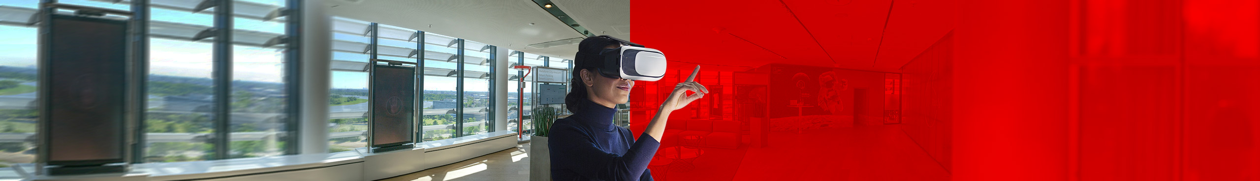 Frau nutzt VR-Brille im Vodafone VIEW