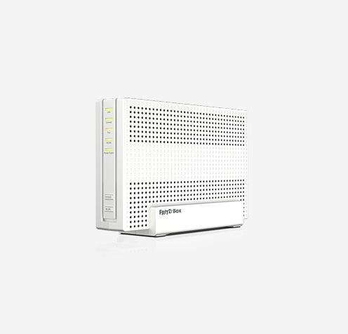 Produktfoto: FRITZ!Box 6690 Pro. Aufrecht stehender Router nach links gedrehter Frontansicht in wei&szlig; mit Bel&uuml;ftungs&ouml;ffnungen und 5 LEDs.