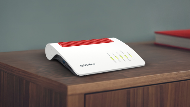 Produktfoto: FRITZ!Box 7630 6. Liegender Router, leicht nach rechts gedreht, in wei&szlig; mit 5 LEDs.