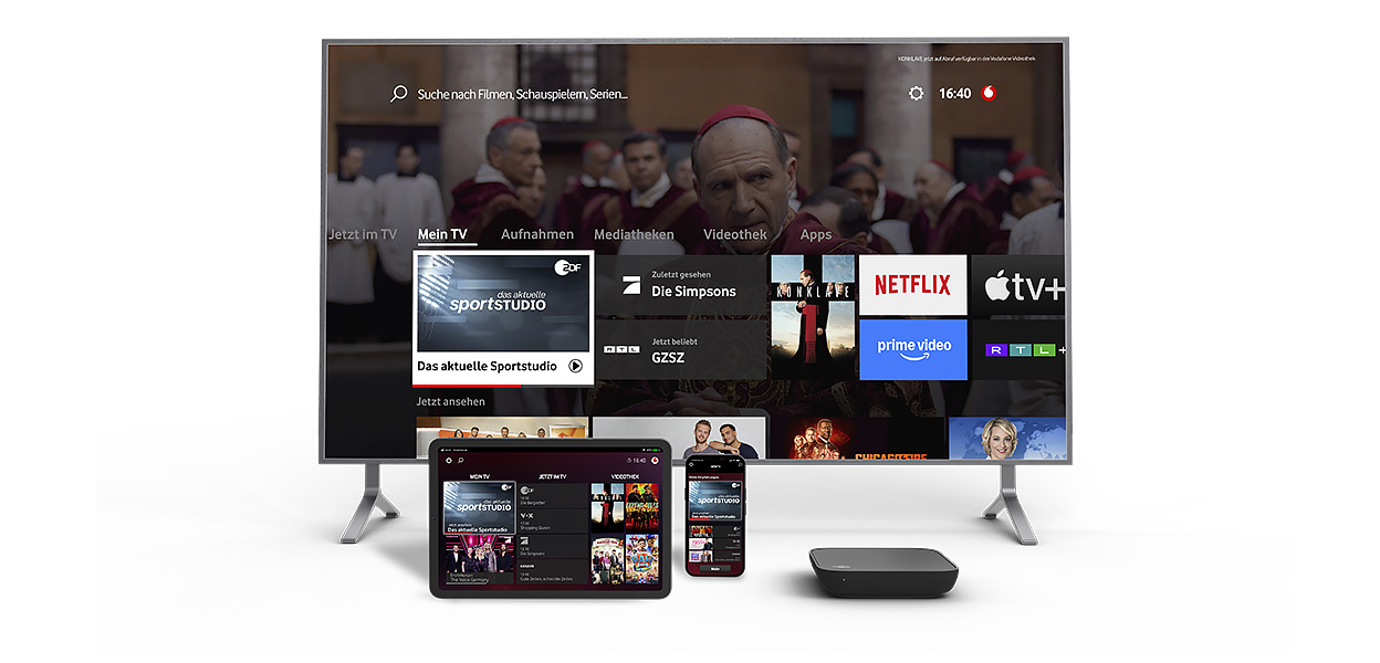 Produktfoto: GigaTV Home Box in Collage mit einem TV. Der Fernseher zeigt das GigaTV Box-Interface.