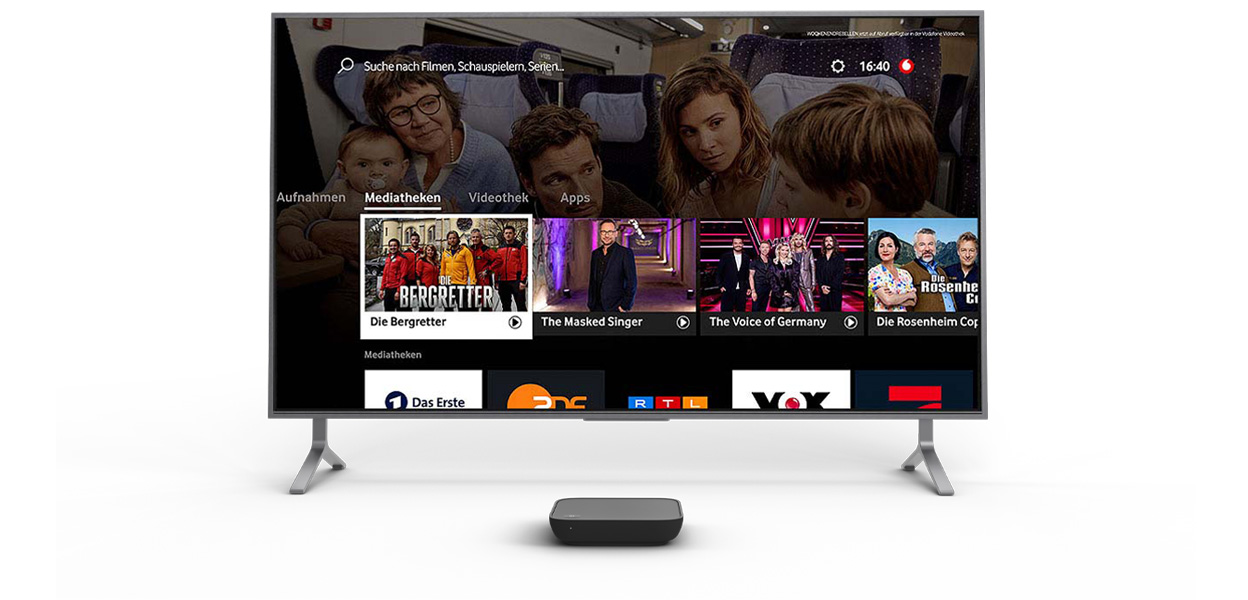 Produktfoto: GigaTV Home Box in Collage mit einem TV. Der Fernseher zeigt das GigaTV Box-Interface.