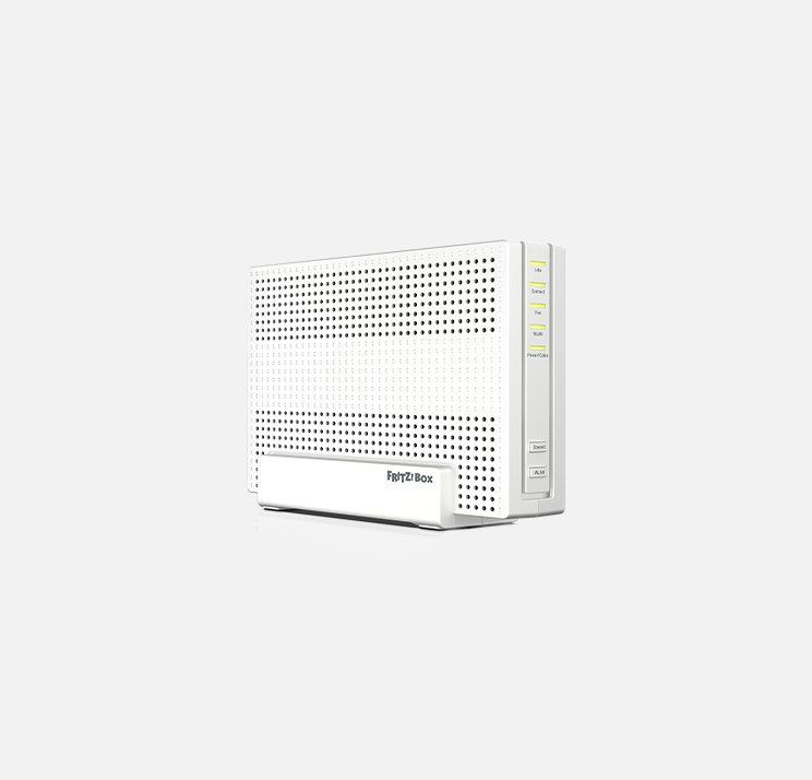 Produktfoto: FRITZ!Box 6690 Pro. Aufrecht stehender Router nach rechts gedrehter Frontansicht in wei&szlig; mit Bel&uuml;ftungs&ouml;ffnungen und 5 LEDs. 