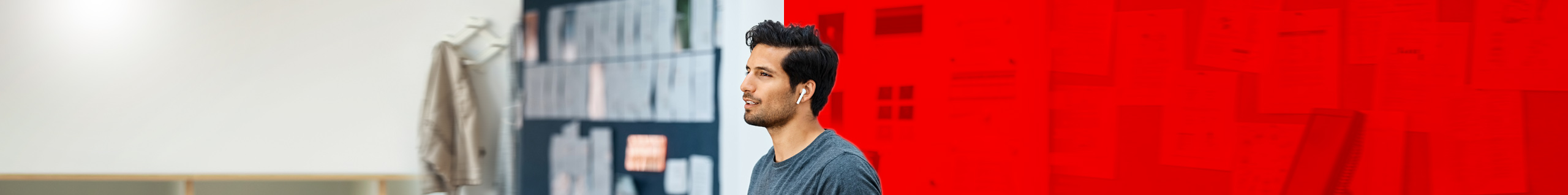 Mann mit kabellosen Kopfhörern hört den Vodafone Business Podcast Digitale Vorreiter.