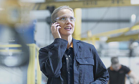 Frau telefoniert in Smart Factory
