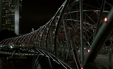 Futuristische Brücke bei Nacht