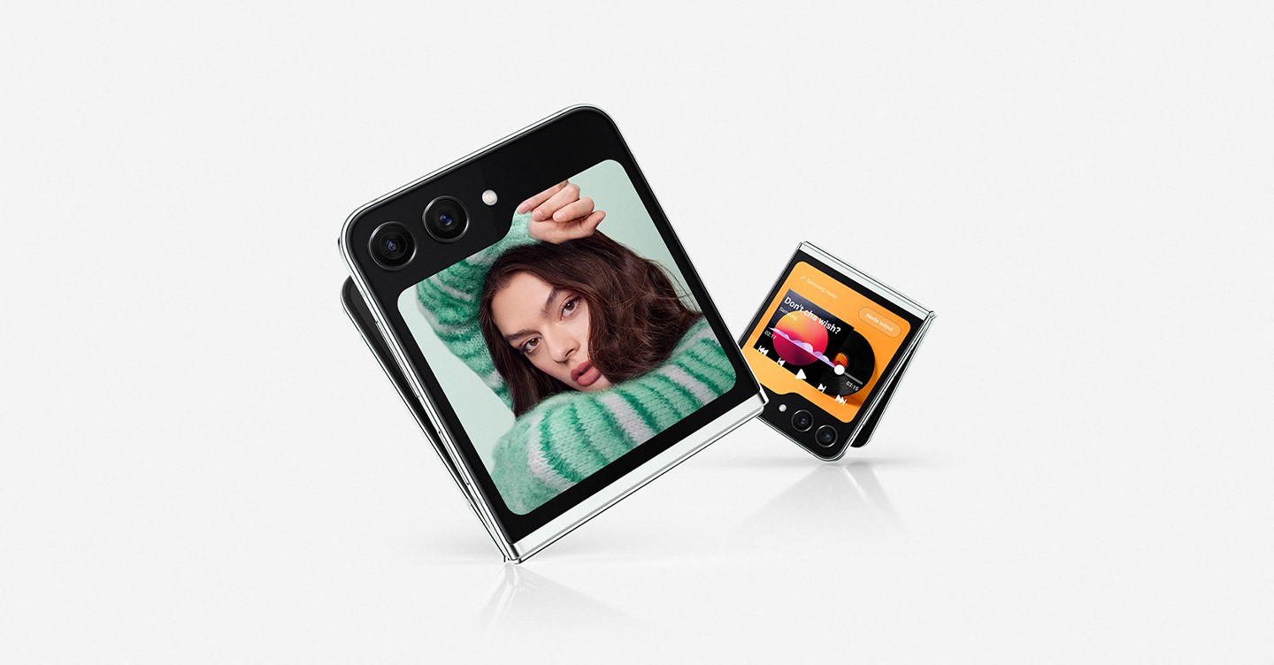 Zwei leicht aufgeklappte Galaxy Z Flip5 Geräte vom Frontdisplay aus zu sehen. Auf dem einen sieht man ein Selfie, auf dem anderen einen Mediaplayer mit Wiedergabe-Bedienfeld und Fortschrittsbalken.