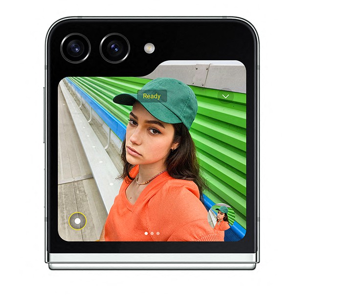 In der Fotovorschau des Frontdisplay sieht man ein Selfie. Auf dem Display werden Shortcuts und Einstellungsanzeigen für die Foto- und Videoaufnahme angezeigt.