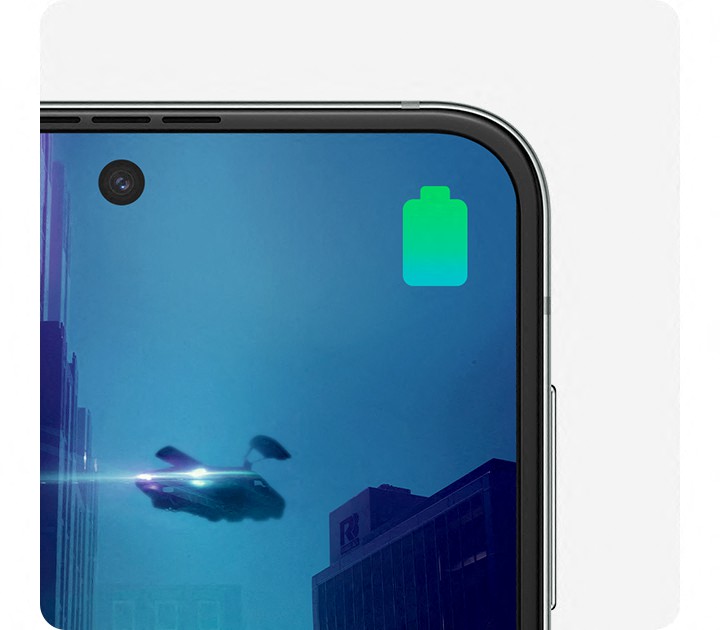Ein Symbol für einen vollen Akku wird in der oberen rechten Ecke des Galaxy Z Flip5 Displays angezeigt, während ein Video abgespielt wird.