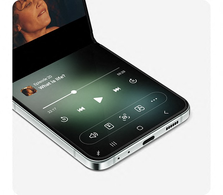 Ein Video wird auf dem Galaxy Z Flip5 im Flex-Modus abgespielt. Das Flex-Modus-Panel wird erweitert und zeigt erweiterte Wiedergabesteuerungen an.