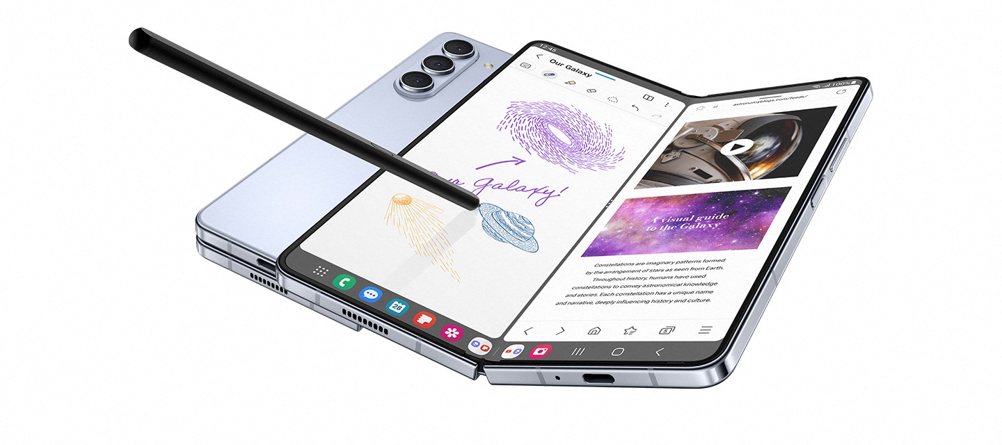 Zwei horizontal platzierte Galaxy Z Fold5 Geräte. Eines ist zusammengeklappt und von hinten zu sehen und das andere ist aufgeklappt, mit Sicht auf das Hauptdisplay. Auf dem Display befindet sich eine Notiz-App mit einer illustrierten Komposition aus einem Foto und einem handgeschriebenen Text mit der Aufschrift 