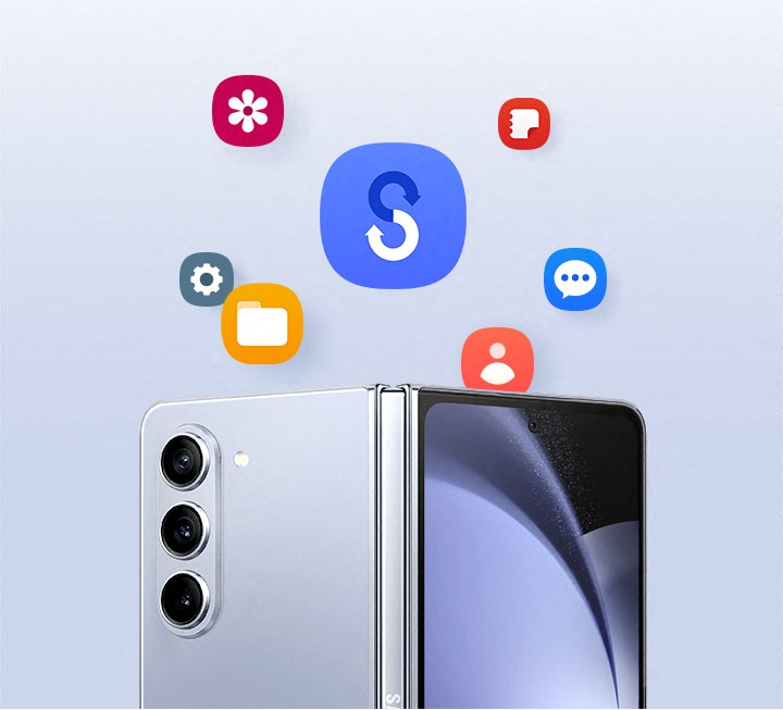 Verschiedene App-Symbole schweben über einem geöffneten Galaxy Z Fold5, von hinten gesehen. Smart Switch-Logo.