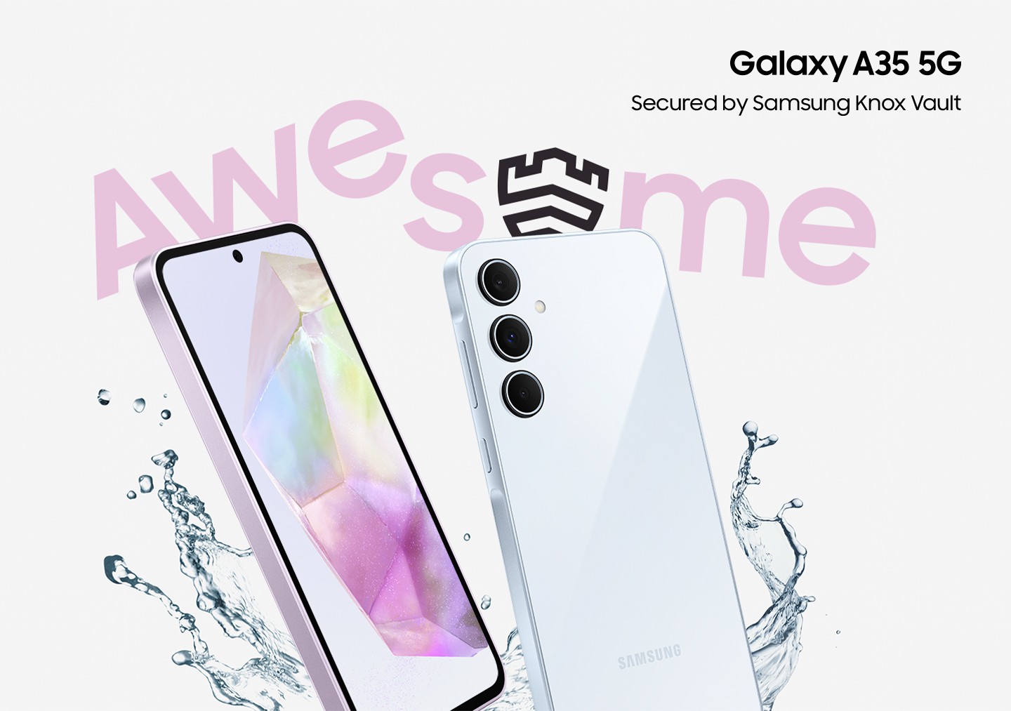 Zwei schrg angewinkelte Smartphones mit Wasserspritzern um sie herum und dem Wort "AWESOME". Das Smartphone-Display zeigt ein Hintergrundbild mit Farbverlauf. Auf der Rckseite ist eine Triple-Kamera zu sehen. Galaxy A35 5G-Logo. Der Text liest: 